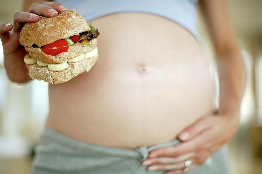Живот набухает и болит. Переедание живот. Ожирение у беременных.