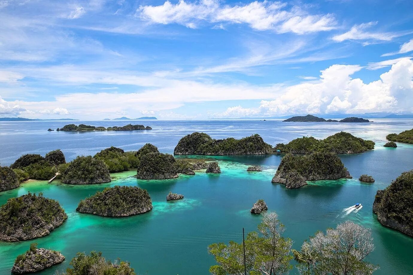 Острова Раджа-Ампат. Архипелаг Раджа Ампат. Raja Ampat Индонезия. Раджа Ампат, Папуа новая Гвинея. Остров индонезии 3