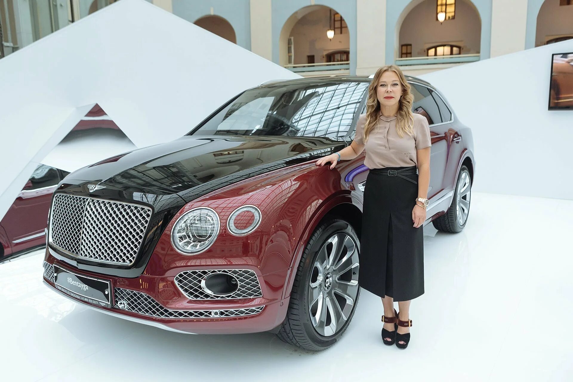 Bentley girl. Bentley Bentayga девушка. Bentley Bentayga 2022. Bentley Bentayga Lux. Чекалина и Бентли.