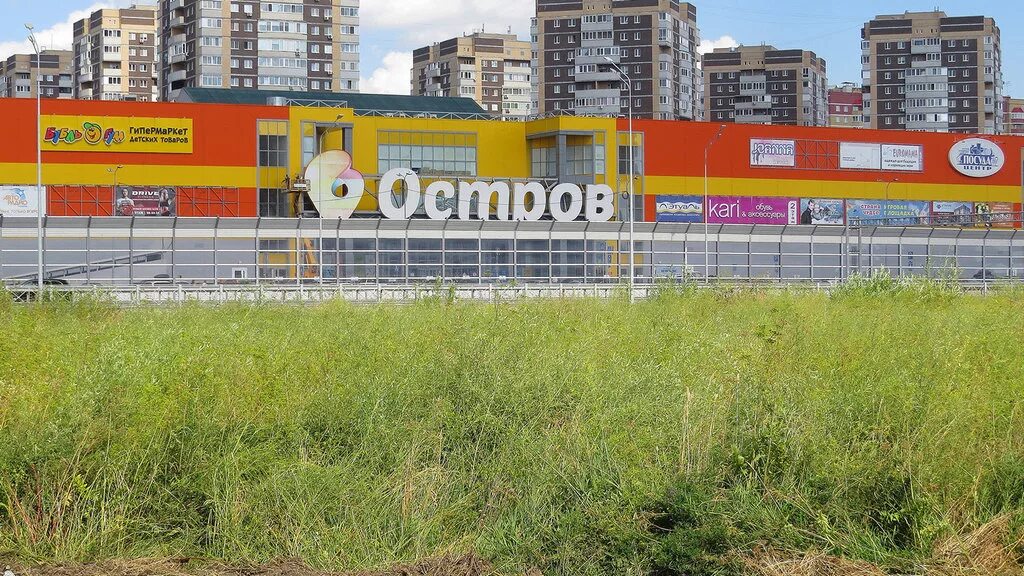 Остров тюмень сайт. ТРЦ остров Тюмень. Торговый центр остров Тюмень магазины. ТЦ остров Тюмень микрорайон. Федюнинского 67 ТЦ остров Тюмень.