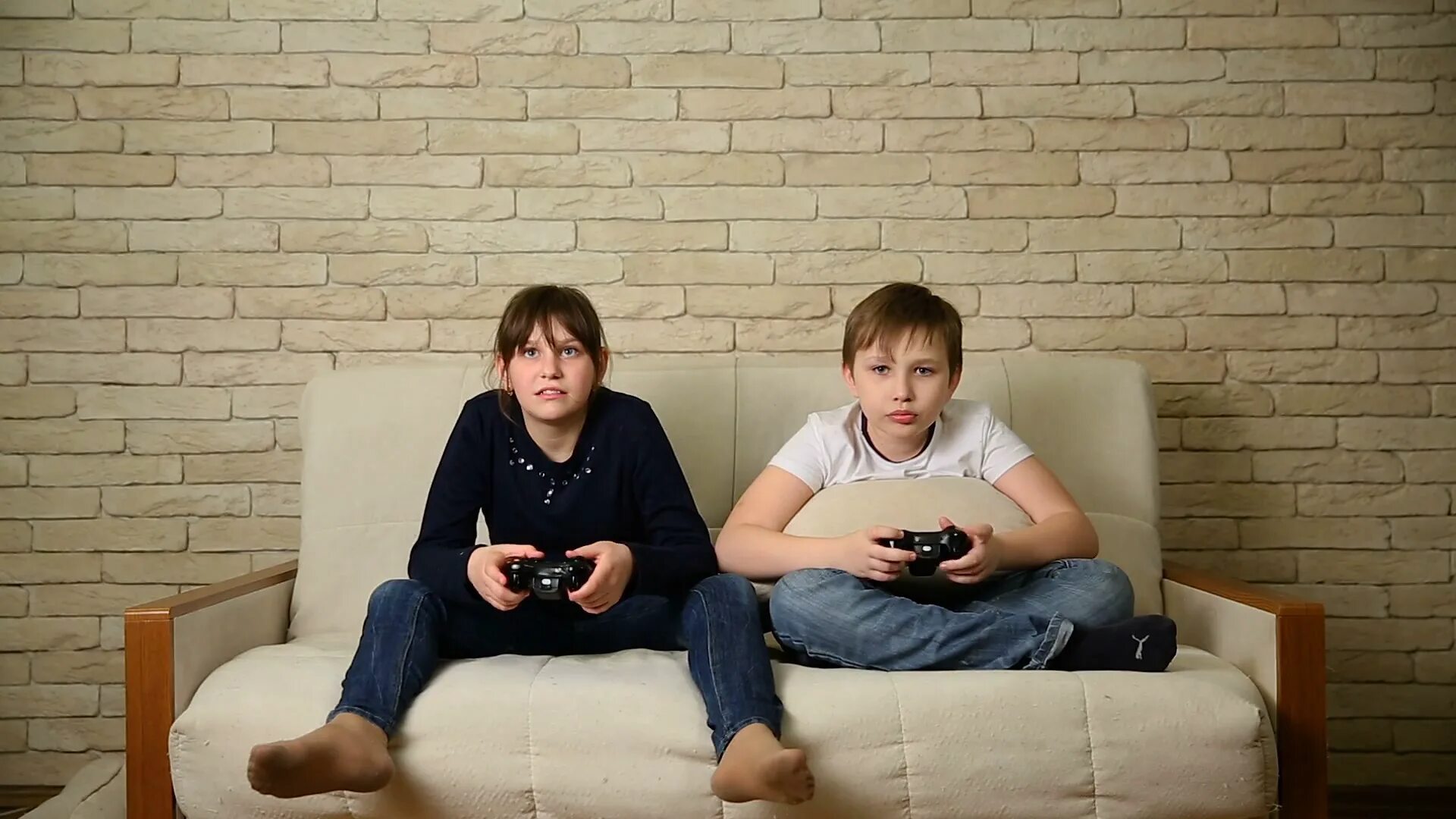 My brother plays computer games. Развитие Couch для подростков. Laughing child on the Sofa. A boy in the Room. Two boys on Sofa.