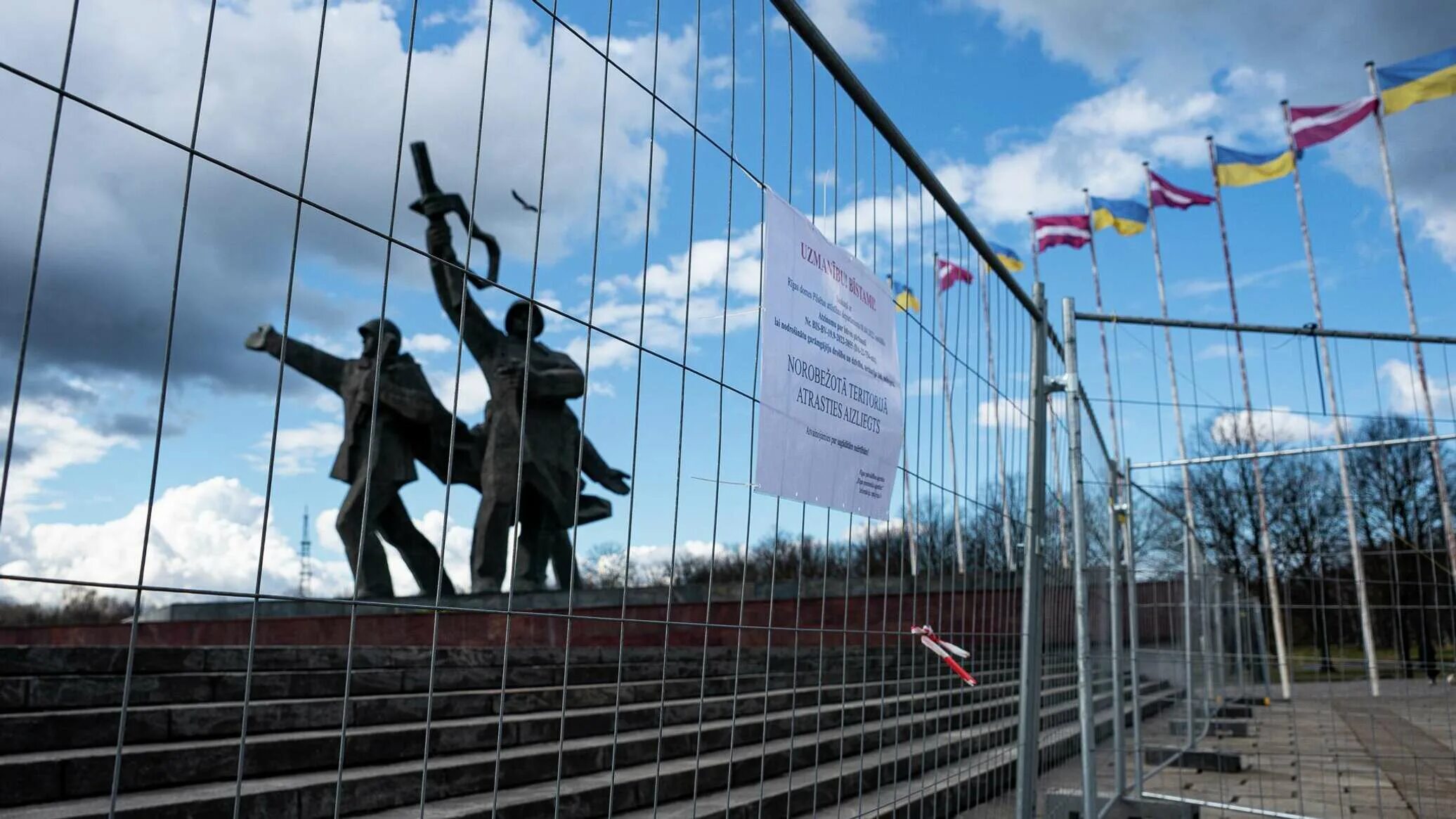 Латвия 2022. Памятник освободителям риги. латвия 9 мая 2022. рига 9 мая 2022. латвия 10 мая 2022.
