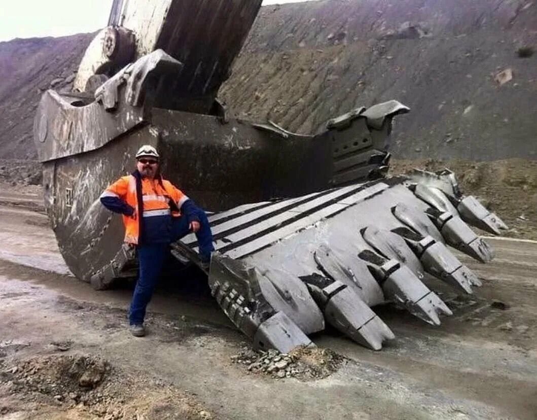 Поднимаюсь на экскаваторе