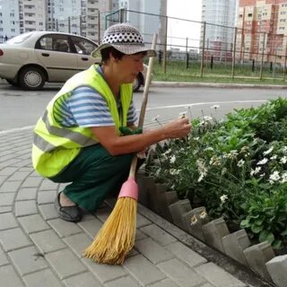 За девушкой ухаживает местный дворник