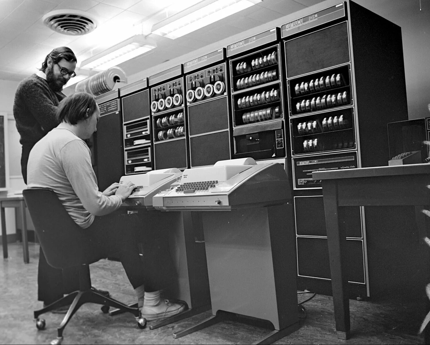 Языки 1 поколения. ЭВМ PDP 11. Кен Томпсон Unix. ЭВМ Dec PDP-11. Мейнфреймы 1970.