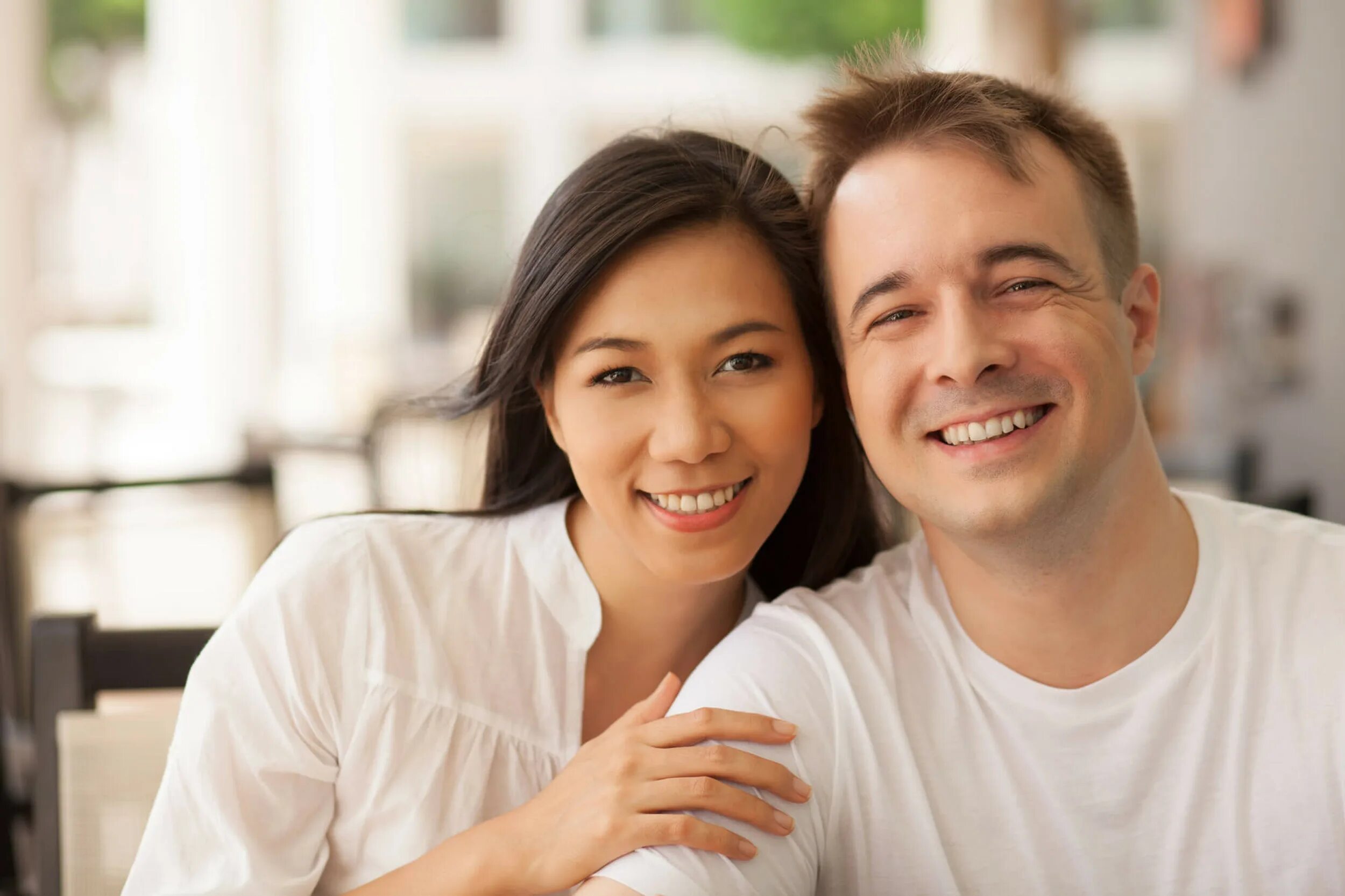 Жена азиатка изменила мужа. Счастливая пара. Довольные мужчина и женщина. Молодая пара. Счастливая молодая пара.