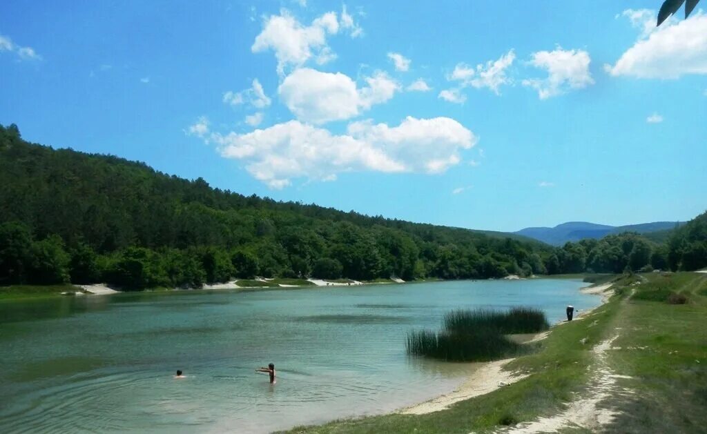 Село родное озера. Озеро кучки село родное. Мердвен-тобе и грот коба-чаир. Озеро кучки севастополь. Село родное озера.