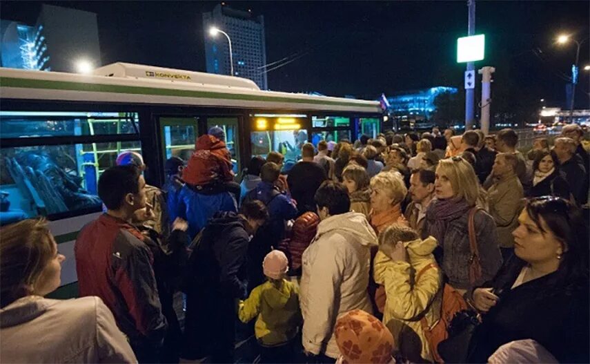 Толпа на остановке. Очередь на автобус. Очередь на остановке. Много народу на остановке. 13 часов в автобусе