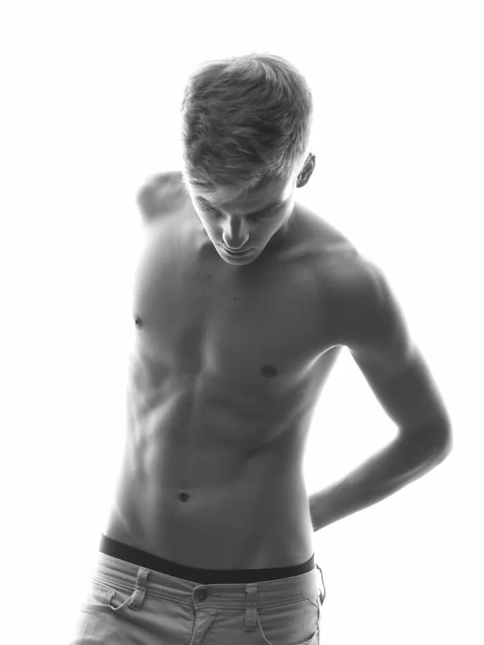 Худой парень торс. Илья левянт модель. Худой парень торс. Худой парень торс. Худощавый мужчина.