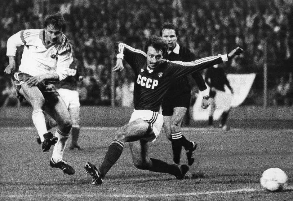 Гдр в 80-е годы. Сборная фрг 1974. Гдр по какому каналу. Герд мюллер 1974. Гдр по какому каналу.