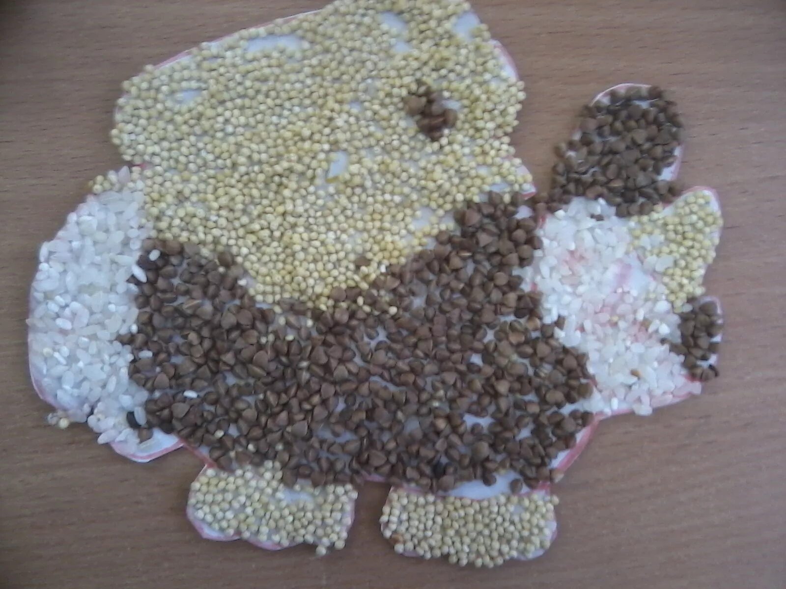 аппликация курочка из крупы. поделка курица из крупы. курочка из крупы. курочка из крупы. курица из крупы технология 2 класс.