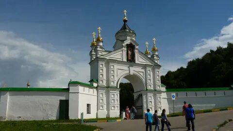 Святые врата монастыря