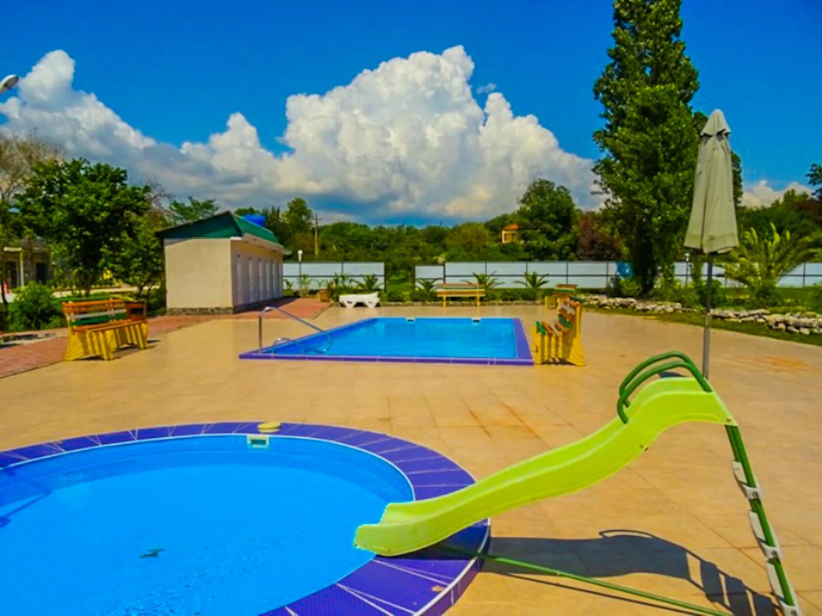 Папа дом гудаута. Family resort bambora. Family resort bambora. Апсилия отель абхазия. Гостевой дом "atrio"» в гадауте.
