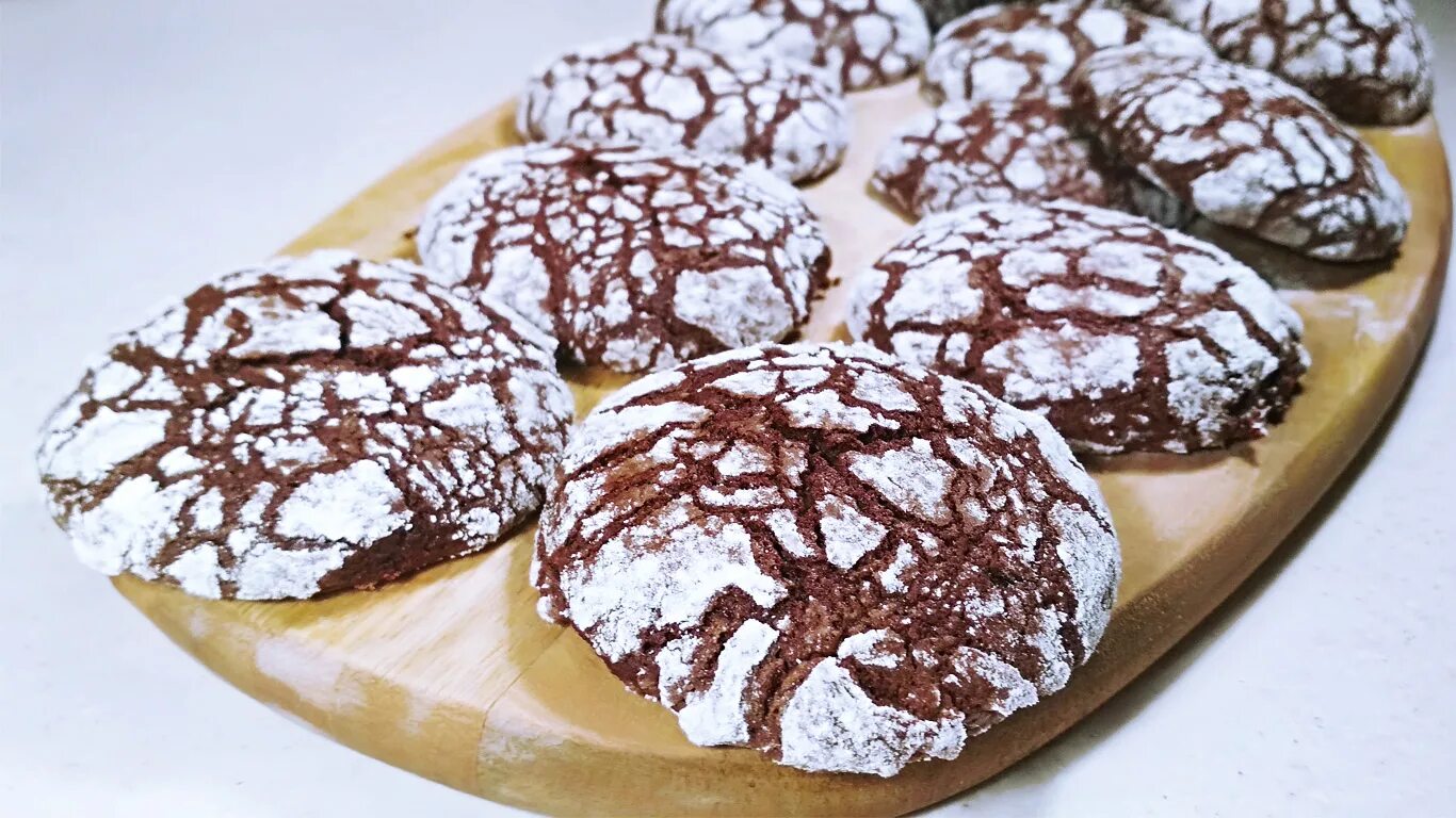 Мраморное печенье. Мраморное шоколадное печенье. Шоколадное печенье с трещинками. Треснутое печенье шоколадное.