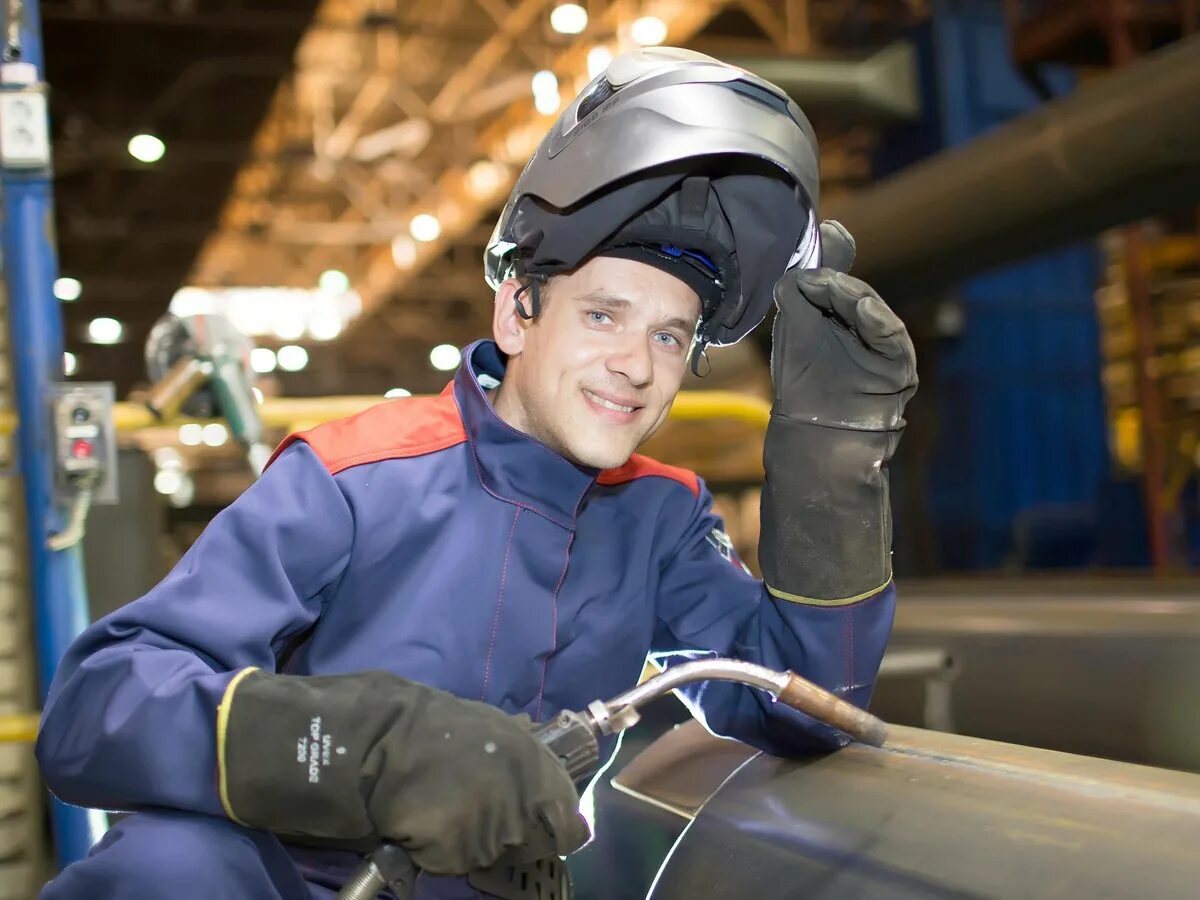 Сварка алюминия полуавтоматом в среде аргона. Электросварщик на полуавтоматических машинах. Сварка. Mig сварка с аргоном. Сварочные работы.