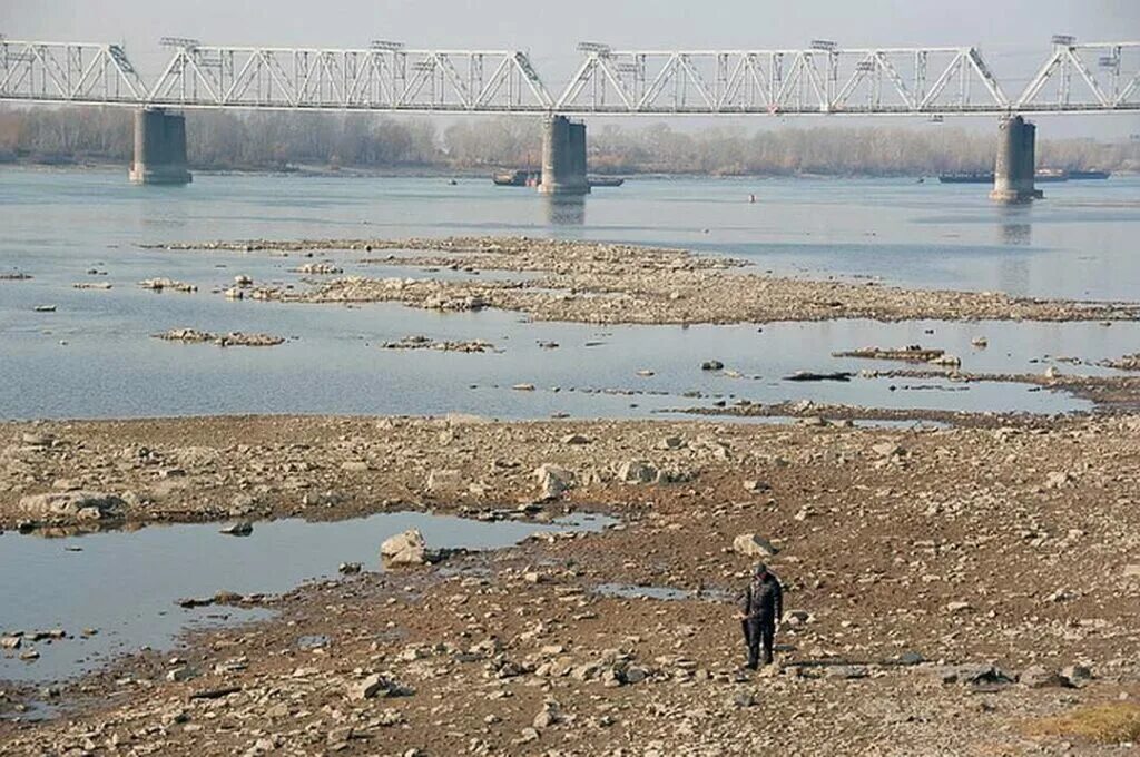 Река обмелела амур. Самый низкий уровень реки. Межень реки это. Разлив на реке воронеж. Межень и половодье волга.