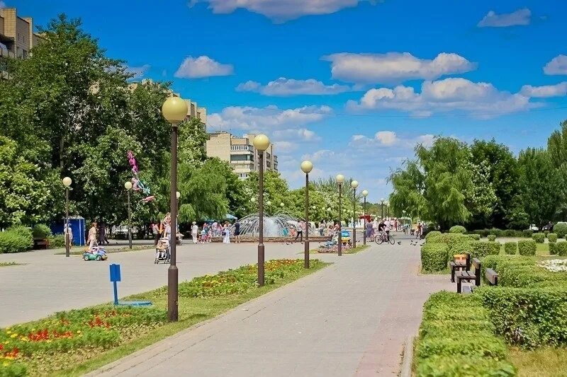 Парк у реки волгоград красноармейский. Волгоград красноармейский парк.