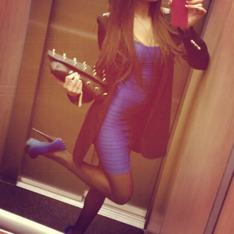 Брюнетка в платье в зеркале. Девушка в длинном платье со спины. Брюнетка в красивом платье. Брюнетка в платье в зеркале. Селфи в черном платье.