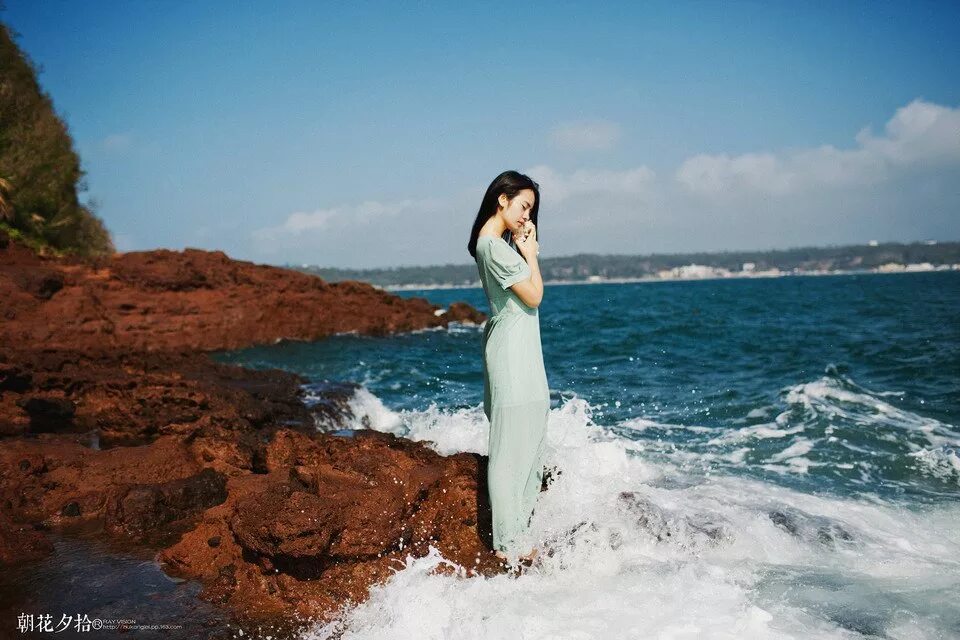 Девушка в бирюзовом. Фотосессия в платье на берегу Тихого океана. Брюнетка в бирюзовом платье. На берегу в синем платье слушать