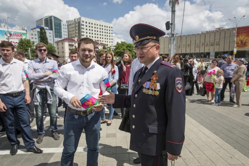 9 мая студенты. Институт МВД Краснодар. Гарнизон Краснодарской полиции. Школа милиции Краснодар. Краснодарский университет МВД России здание.