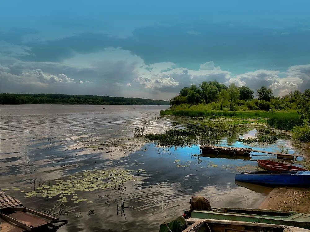 Женщина уходит тихо. Таруса ока вечер. Тихо оке. Тихо оке. Река ока в подмосковье.