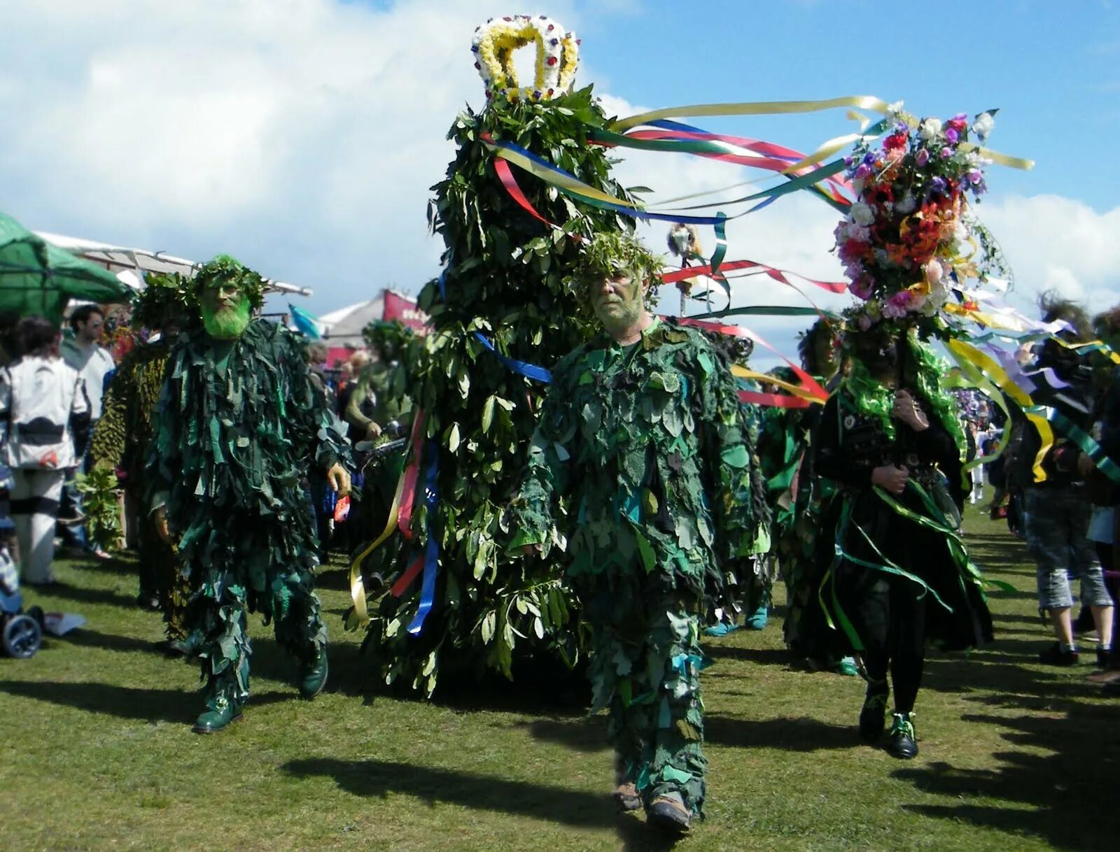 8 may day. Майский праздник в Великобритании May Day. May Day праздник в Англии Майское дерево. Белтейн Майское дерево. Праздник Maypole в Великобритании.