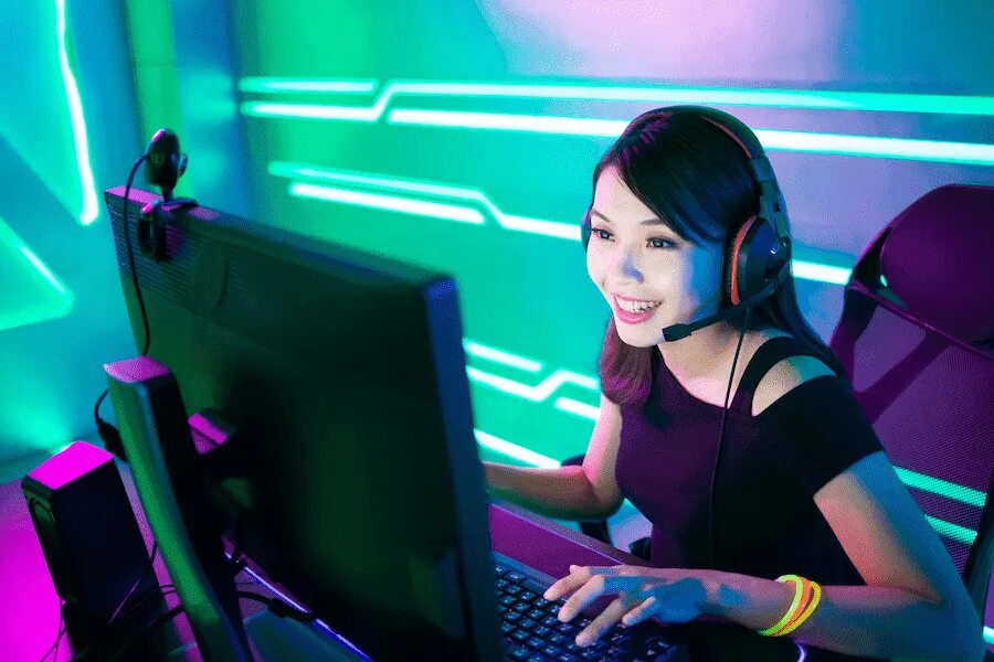 Подруги дома. Видео играющих девушек. Видео играющих девушек. Девушки играющие в видеоигры. Девушки играющие в компьютерные игры.