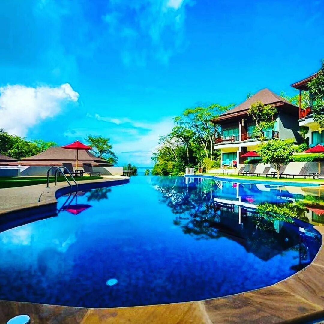 Panwa Phuket. Таиланд Пхукет отели на горе. Пхукет отель с искусственным водопадом. Пхукет отели с красными зонтами