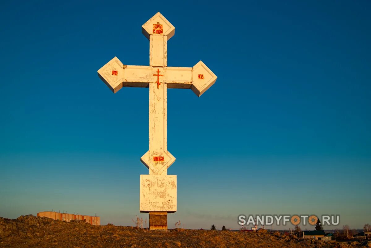 Кресты возле дорог. Голгофа распятие христа в храме. Крест у дороги. Поклонный крест воронежская область. Крест рядом.