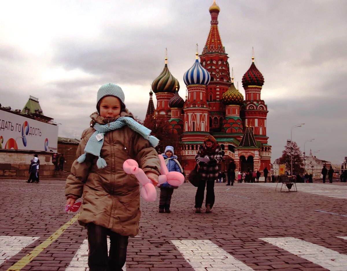 Форум сходите. Красная площадь для детей. Семья на красной площади. Семья с ребенком на красной площади. Прогулка на красной площади в Москве с детьми.