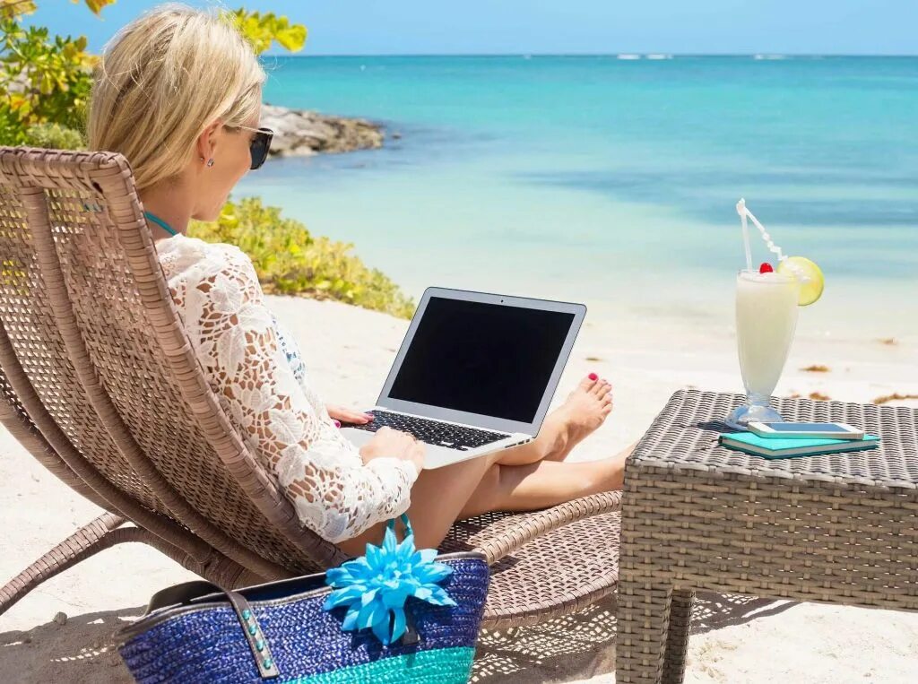 Картинка в инете. Удаленная работа. Девушка с ноутбуком на море. Девушка с ноутом на море. Ноутбук на берегу моря.