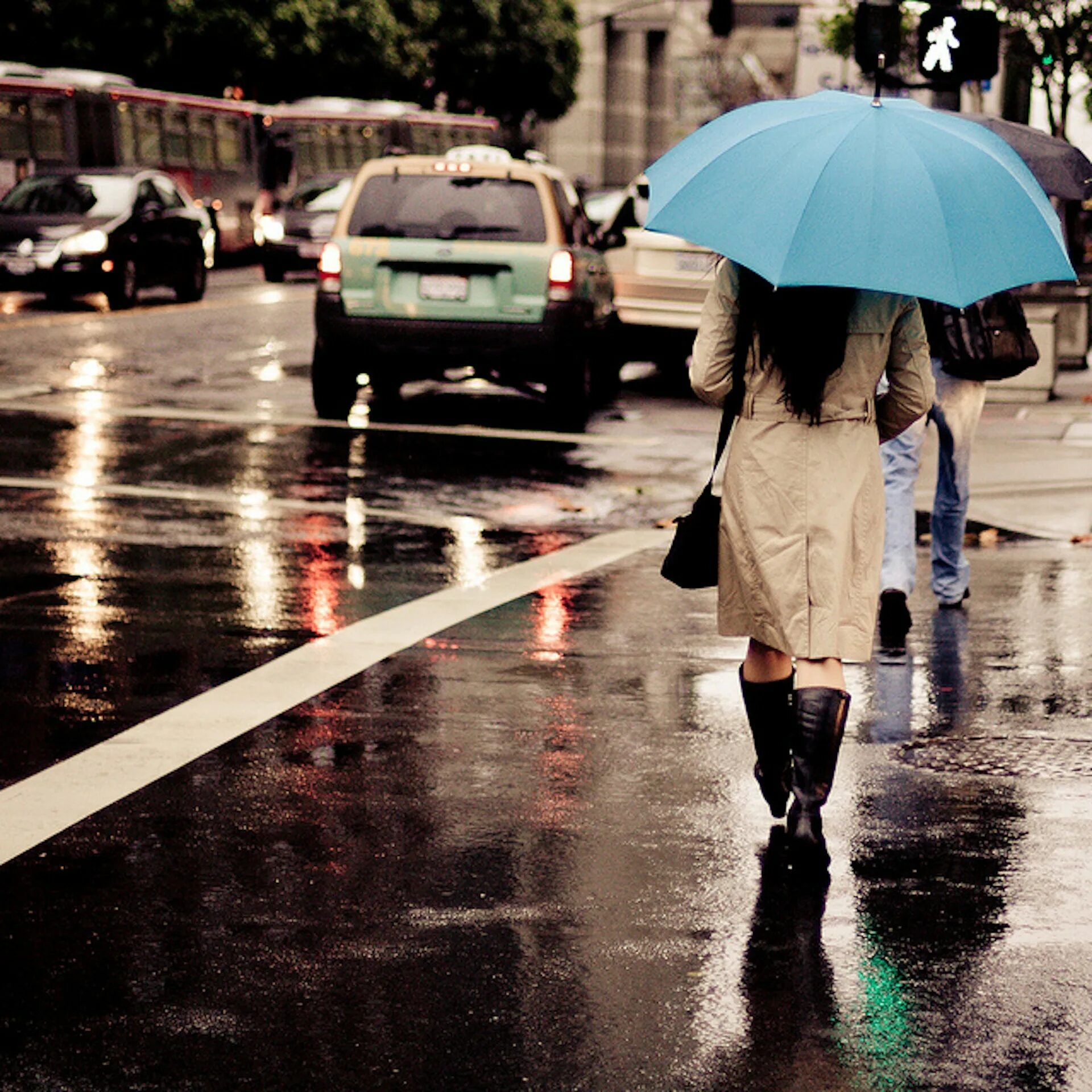 Rain walk. Дорога,дождь,женщина,ваза. Feel under the weather. Am walking in the rain