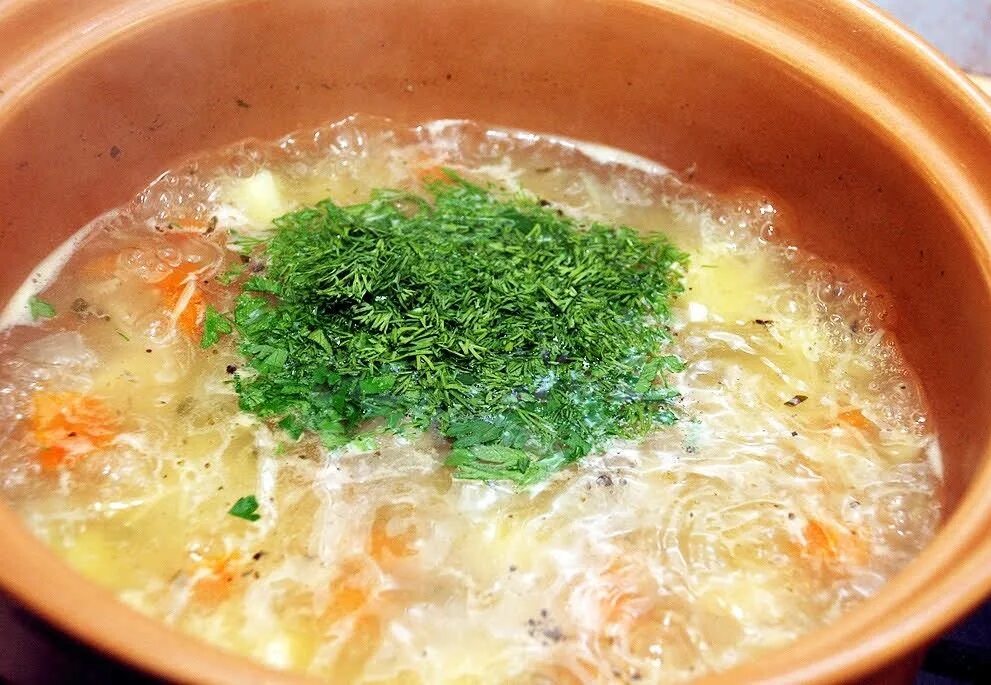 Укроп добавляют в суп. Петрушка в супе. Куриный бульон с вермишелью. Суп с зеленью. Бульон с зеленью.