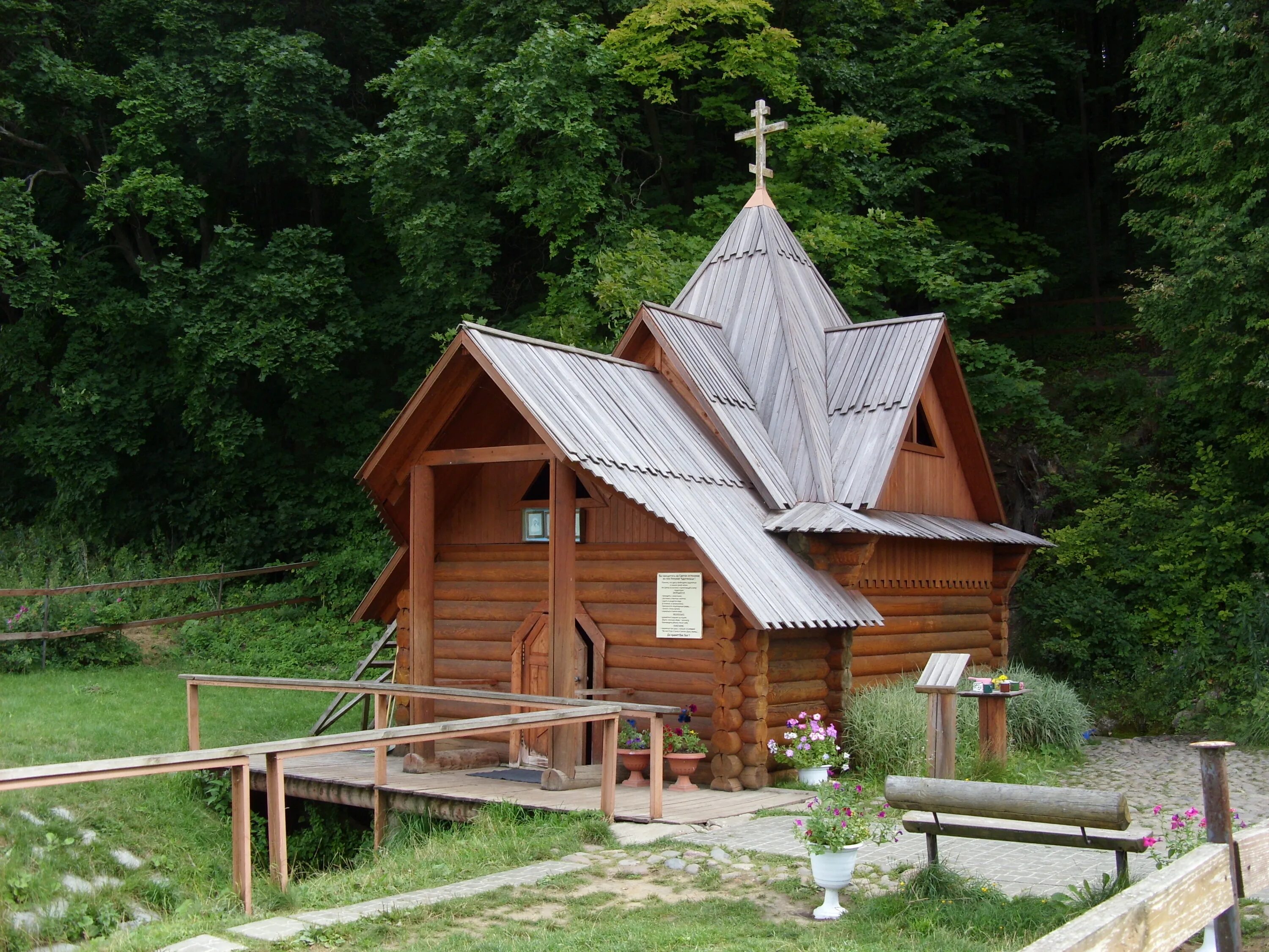 Родник святой источник. Святой источник Николая Чудотворца. Святой источник Николая Чудотворца в Московской области. Святой источник Николая Чудотворца в Коломне. Луховицкий район Святой источник Николая Чудотворца.