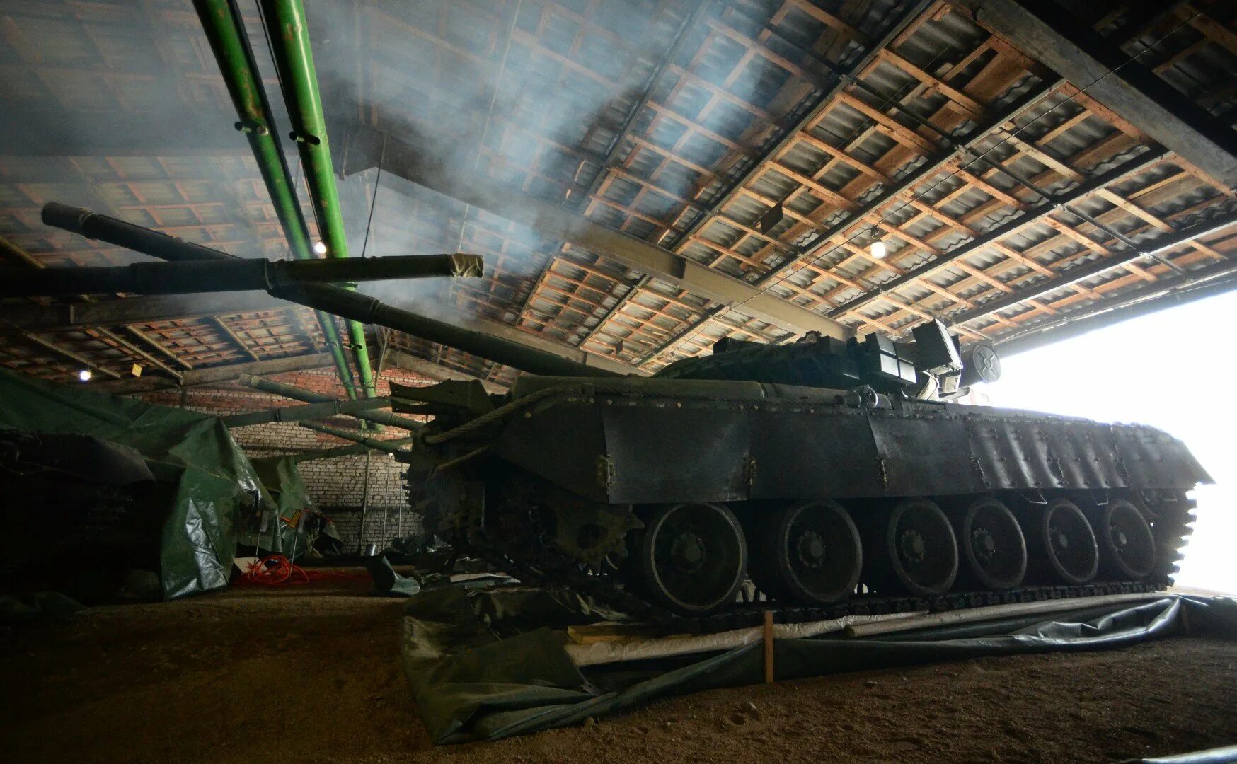 Танковая база. 969 База резерва танков Уручье. БХВТ т80. База танка т80. Центральная база хранения бронетанковой техники Приморский край.
