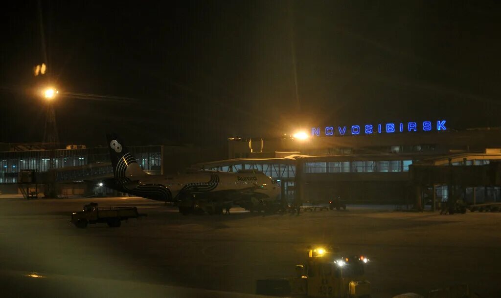 Аэропорт ночью. Вид с окна аэропорта Толмачево. Ночной аэропорт Новосибирск. Толмачево ночью.