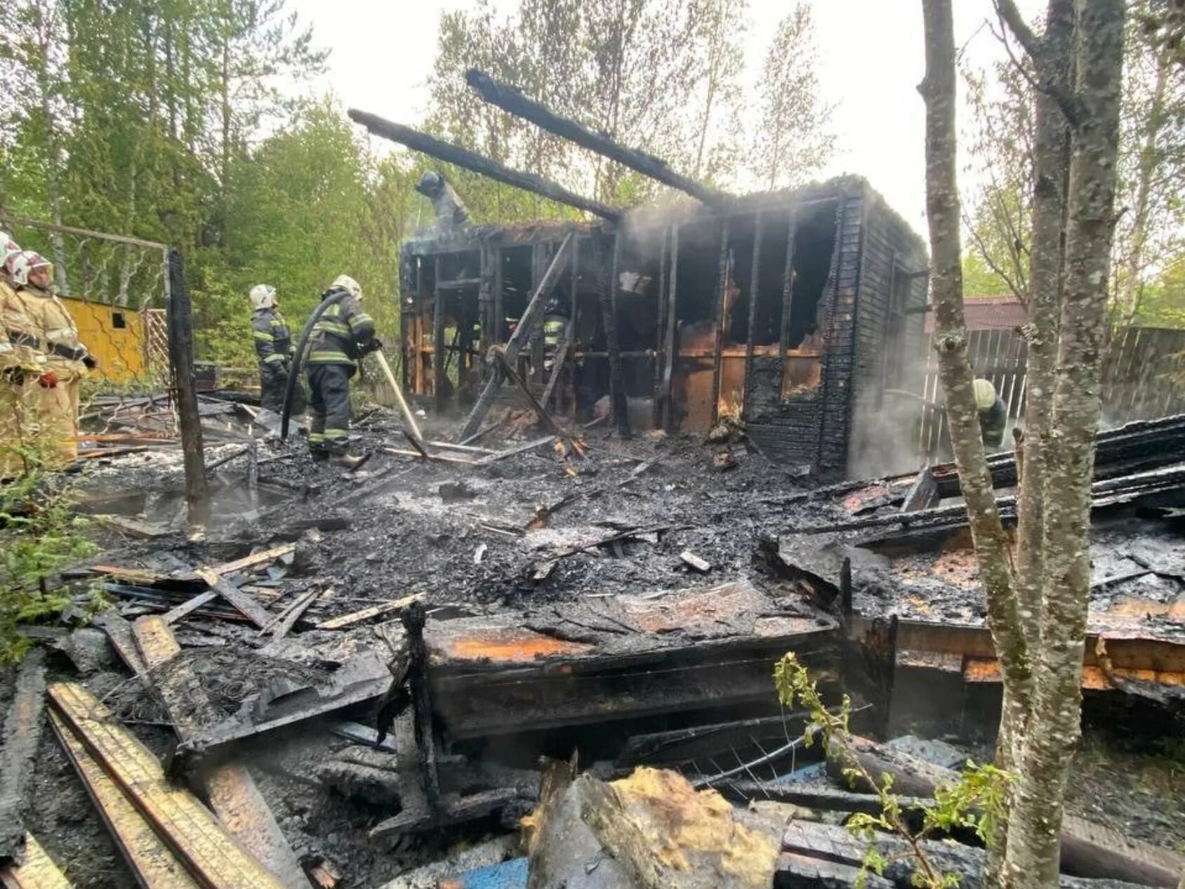 В родниках горит склад. Сгоревший дом. Фото горящего дома. Аварийный дом. Пожар на даче.