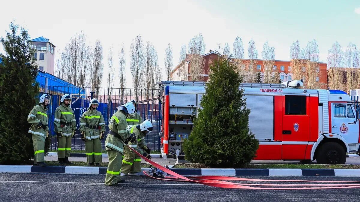 Пожарный для детского сада. Парк пожарников. Парк пожарных спб. Парк пожарных мероприятия. Парк героев пожарных в санкт-петербурге.