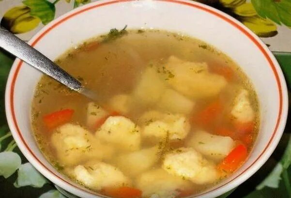 Суп с клецками с манкой. Суп с клецками из манки. нежные клецки для супа. клёцки из манки для супа. клёцки для супа форма.
