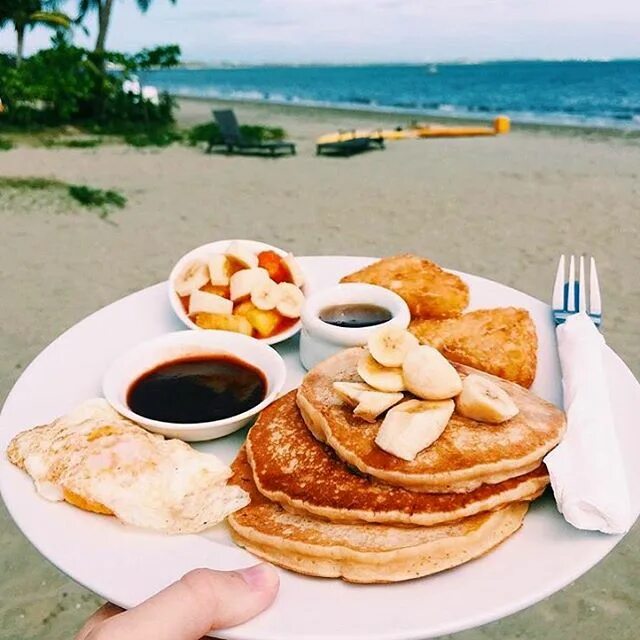 Доброе утро с блинами и кофе. Завтрак на пляже. Завтрак на берегу. Утро завтрак пляж. Утро море завтрак.