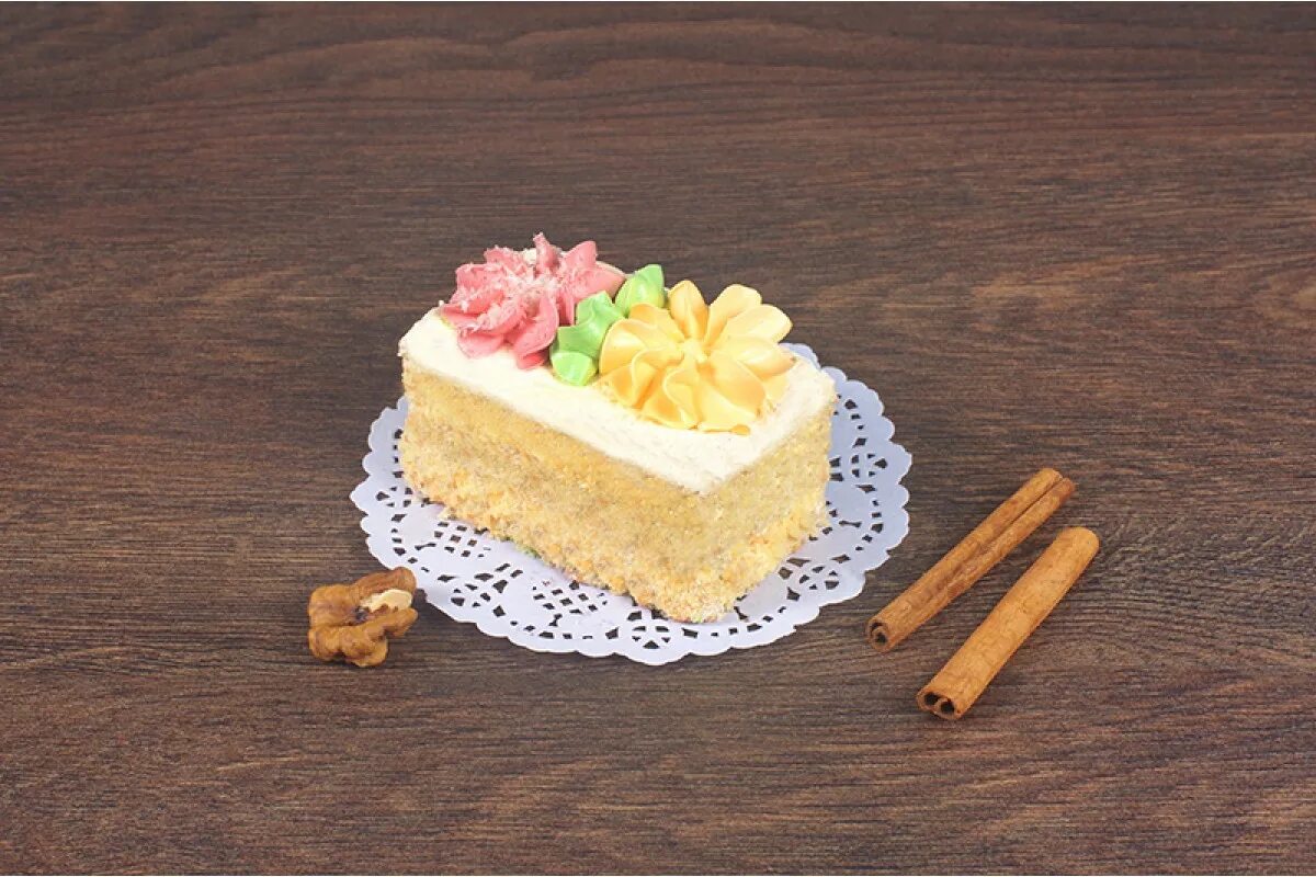 бисквитное пирожное с масляным кремом. бисквитное пирожное. украшение бисквитных пирожных. шоколадные пирожные с кремом.