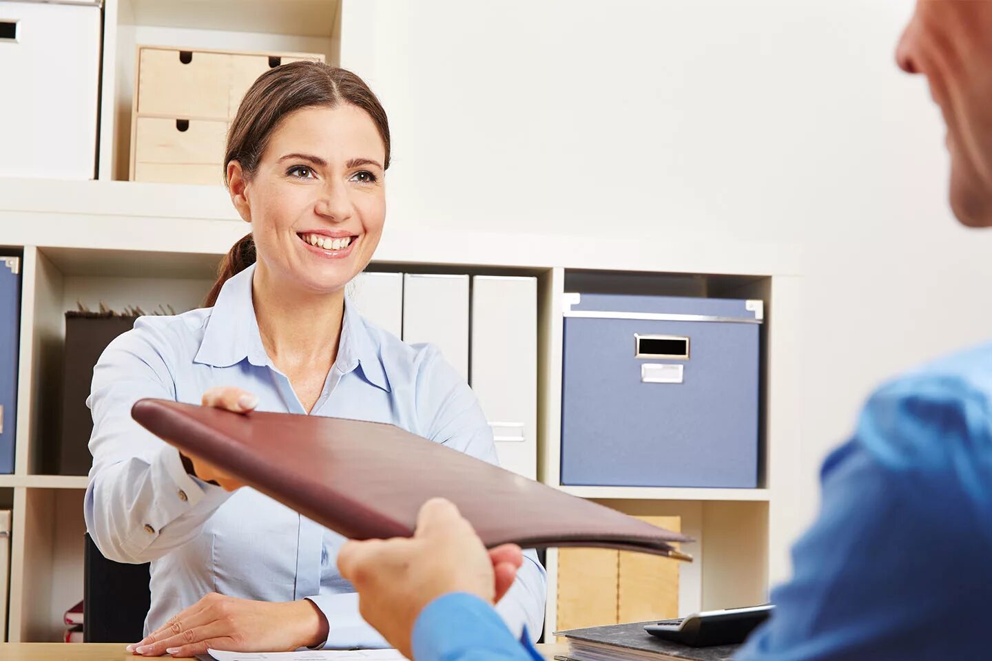 человек передает документы. передача документов в офисе. документы в руках. человек передает документы. передает бумаги.