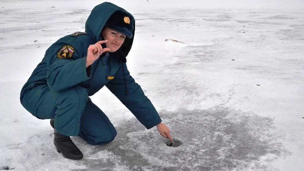 Тонкий лед МЧС. МЧС зима. МЧС зимой. Толстый спасатель.