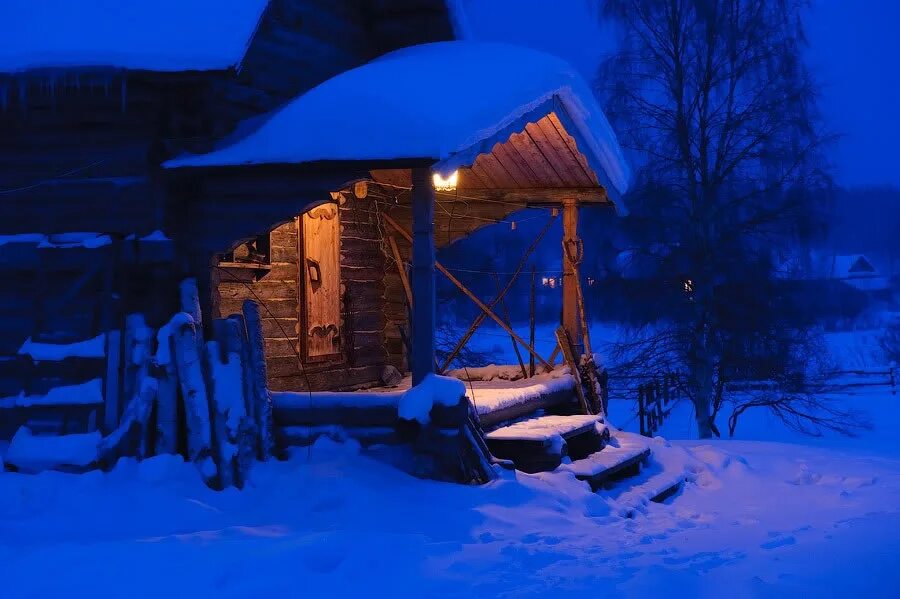 Крыльцо ночью в деревне. Подсветка террасы. Дача ночью. Ночь крыльцо фонарь. Крыльцо ночью.