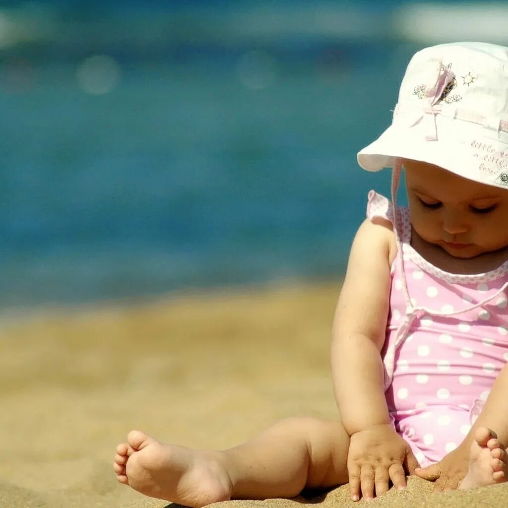 Можно мальчик маленький девочка маленький. Дети на море. Малыш на пляже. Маленькие дети на море. Детская фотосессия на море.
