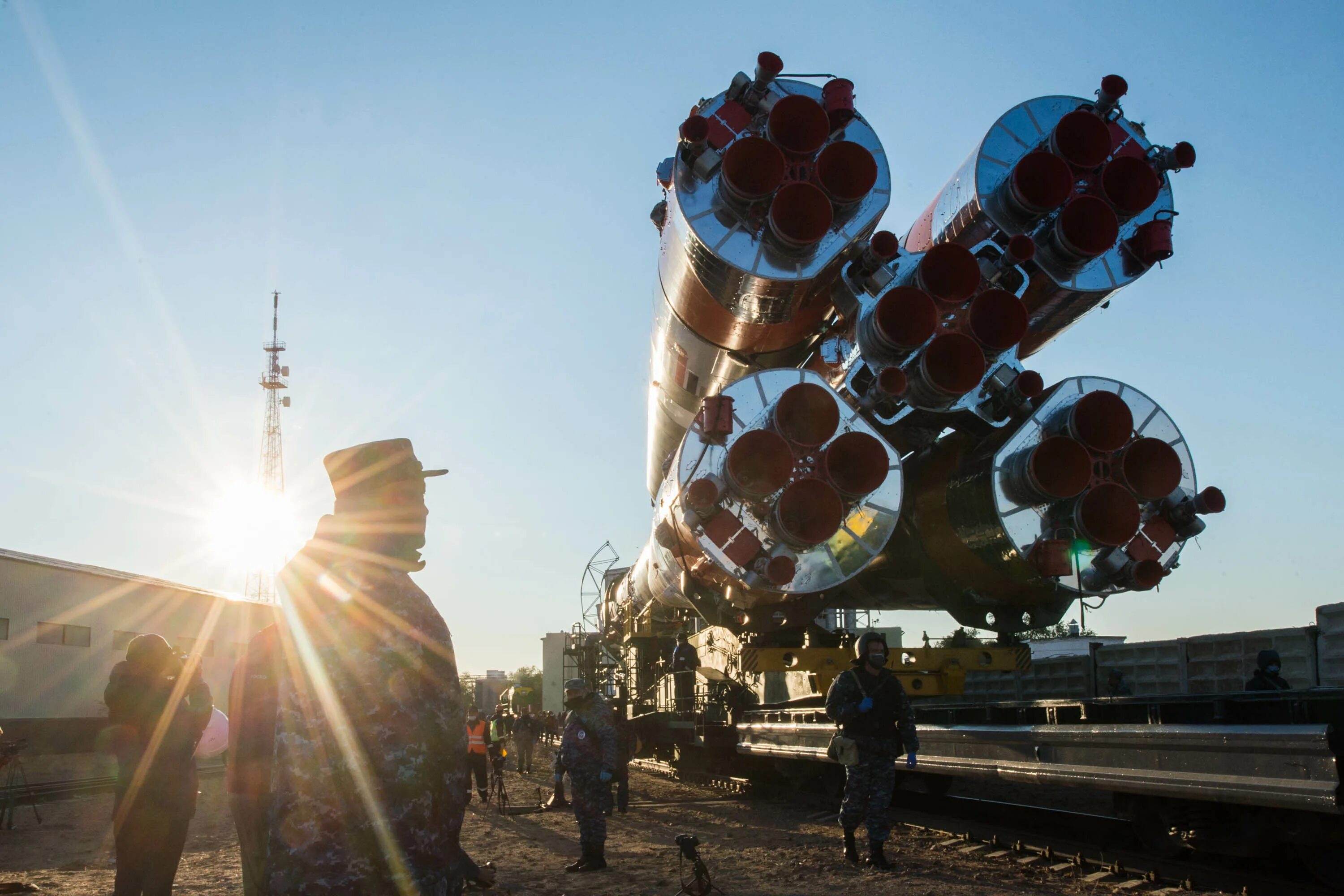 Союз-2.1а ракета-носитель. Необычные ракеты. Байконур украшен ракета. Вывоз ракеты на старт Байконур. Ракета мкс