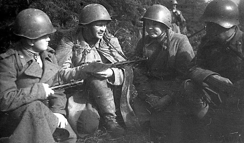 9 августа 1945. Фотография поцелуй на таймс сквер. Вступление ссср в войну с японией. Сталин капитуляция. Подписание договора о дружбе между ссср и кнр.