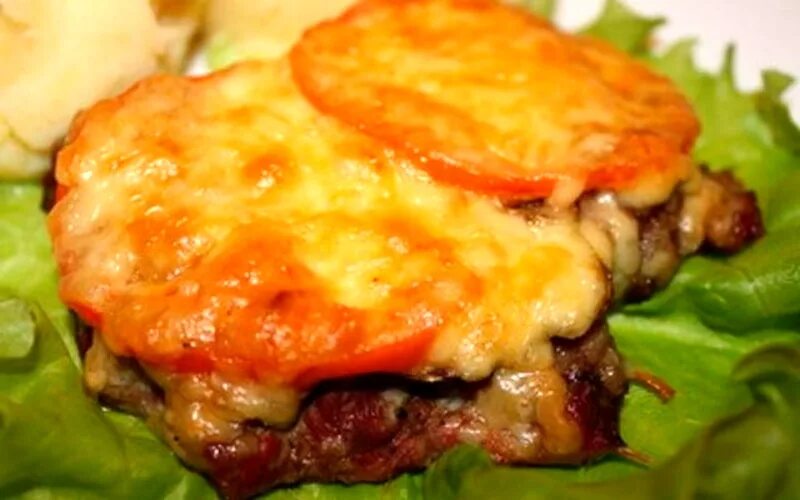 Отбивная с грибами и сыром. Свинина по боярски. Свинина с грибами под сыром. Мясо по французски. Мясо по французски с грибами говядина.
