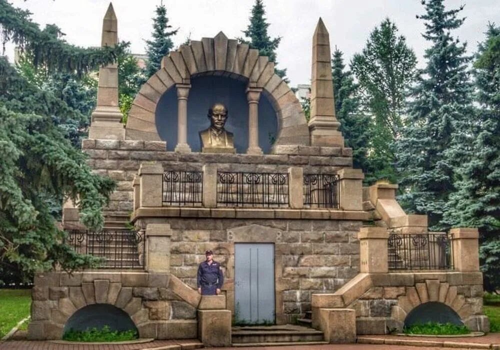 Мемориал ленина алое поле. Мавзолей ленина челябинск. И. Бюст в. Статуя мавзолея.