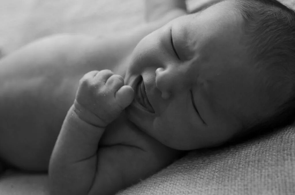 К чему снится новорожденный мальчик на руках. Сон младенец мальчик с голубыми глазами. Сопит.